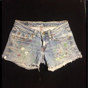 ❤️Levi’s Sz.5 rough-cut paint-spotted jean shorts